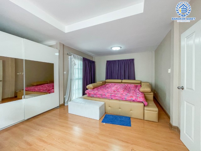 *****บ้านแฝดมือสองย่านกรุงเทพฯ ม.ชวนชื่น เพชรเกษม81 เนื้อที่กว้าง 41.50 ตร.ว. ฟังก์ชัน 3 ห้องนอน 2 ห้องน้ำ ที่จอดรถ 2 คัน บ้านแฝดพื้นที่กว้าง บนทำเลแห่งการเดินทาง ติดถนนหลายเส้น อาทิ ถนนเพชรเกษม ถนนมาเจริญ ใกล้รถไฟฟ้าสายสีน้ำเงิน "สถานีหลักสอง"